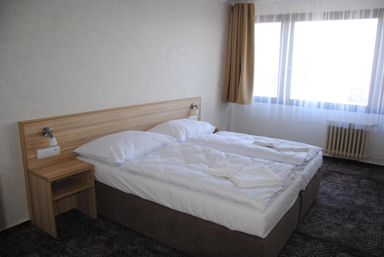 Hotel Labe Pardubice Ngoại thất bức ảnh