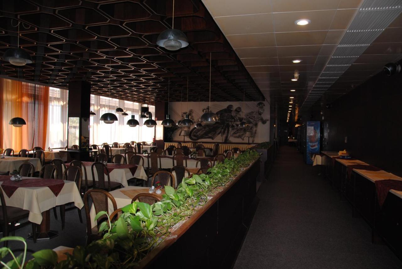 Hotel Labe Pardubice Ngoại thất bức ảnh